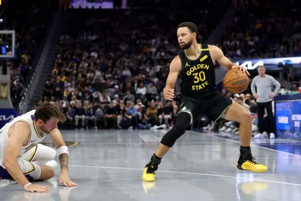 Curry Fuels Warriors' Historic 25-Point Rally